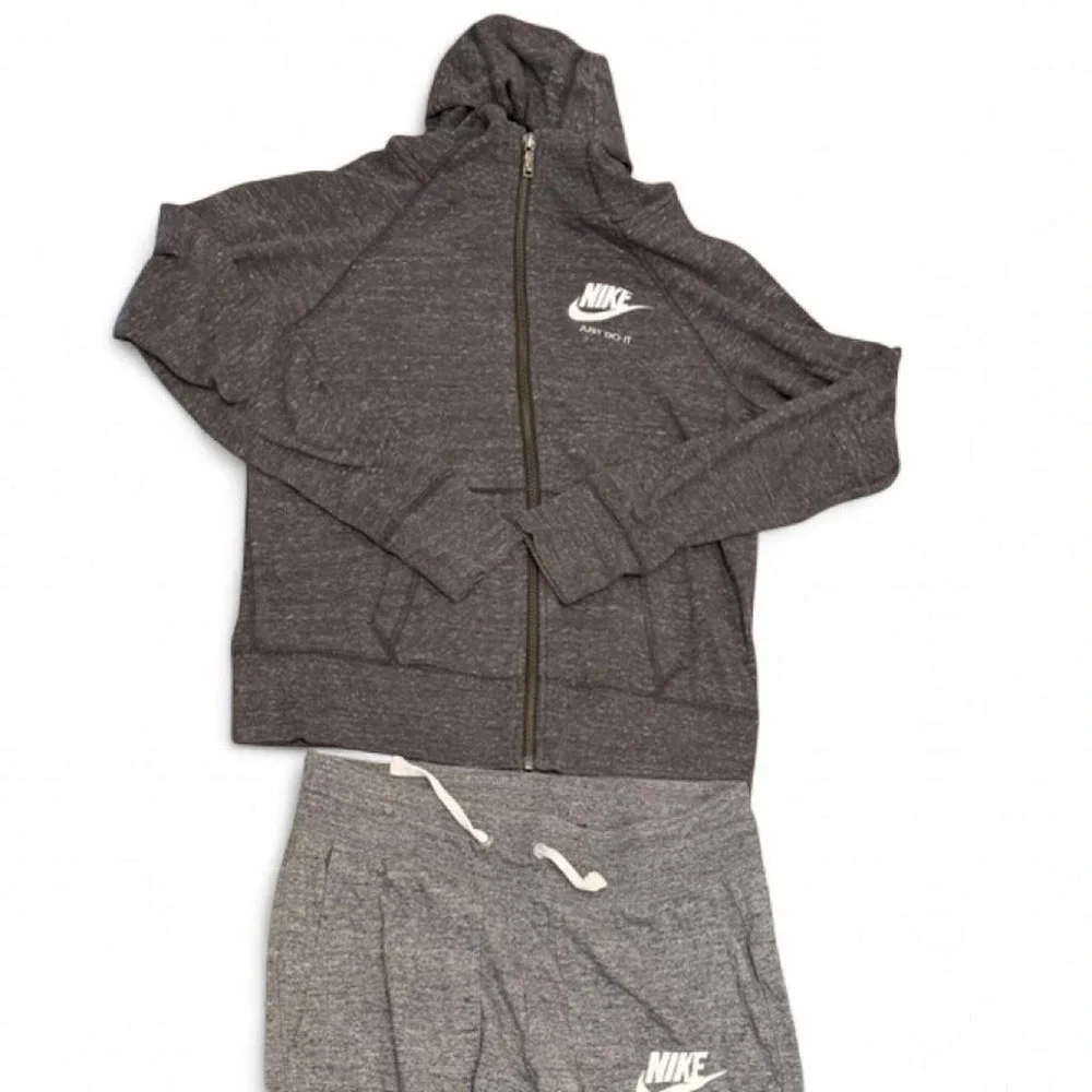 Youth Nike grey zip up sweatshirt Size L
